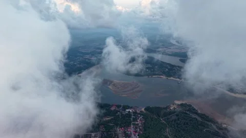 Thick white clouds wrap around the scene Vidéo 332596198