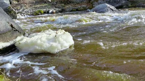 Thick white foam on the surface of the river. Vídeos de archivo 163196272