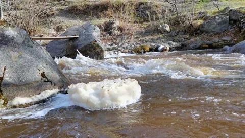 Thick white foam on the surface of the river. Video stock 163199655