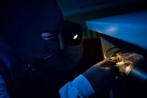 Thief inserting usb flash memory into computer Foto stock