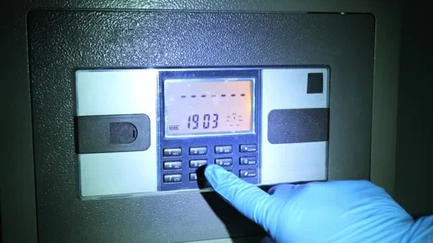The thief is opening a safe with numerical keypad in the night Vidéo 277592862