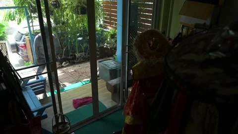 Thief in ski mask attempt breaking lock glass door and move into house. Vidéo 137450006