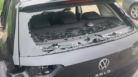 Thieves smash car back window to steal parts 库存影片 334113996