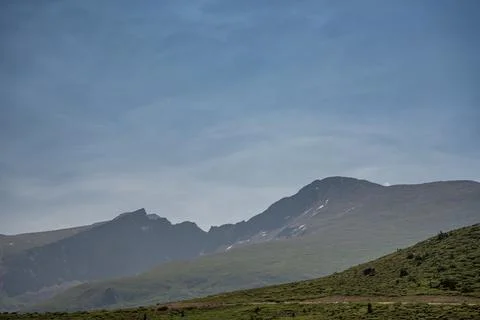 Thin Clouds Highlight The Sky Over Bierstadt Mountain Stockfoto's