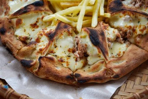 Thin-crust pizza with melted mozzarella Stock-Fotos