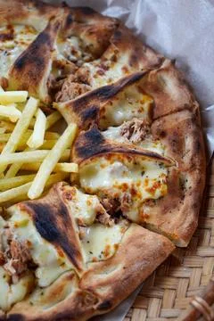 Thin-crust pizza with melted mozzarella Stock-Fotos