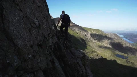 A thin dangerous mountain ledge in North Wales UK Vídeo Stock 143391348