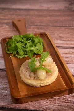 Thin iced onion tart, mashed pink onions and salad Foto stock