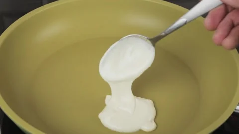 Thin layer dough into the pan 動画素材 147171911