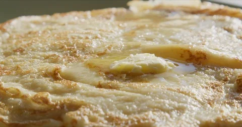 Thin pancakes stacked on plate in a pile Vídeos de archivo 127377267