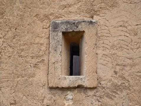 Thin slit creates stark shadow, Narrow slit in wall produces deep shadow ov.. 库存照片