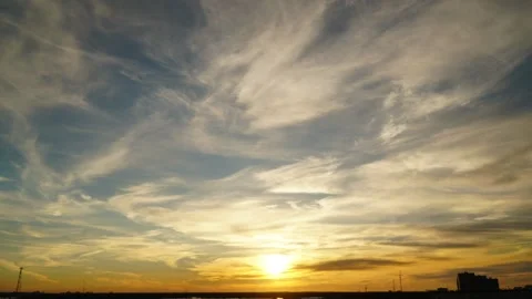 Thin soaring clouds on sunset background 库存影片 131877007