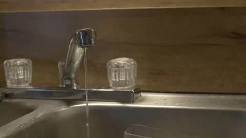 Thin stream of Tap water jet on a silver sink graded and raw 스톡 동영상 158456670