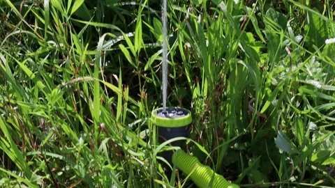 A thin stream of water beats from the nozzle of the garden hose up, FullHD Vídeo Stock 137325518