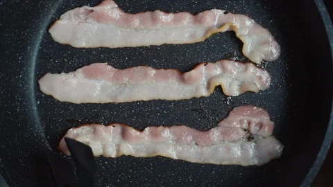 Thin Striped Bacon Fries On A Pan Видео 122218522