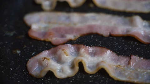 Thin Striped Bacon Fries On A Pan Видео 122218833