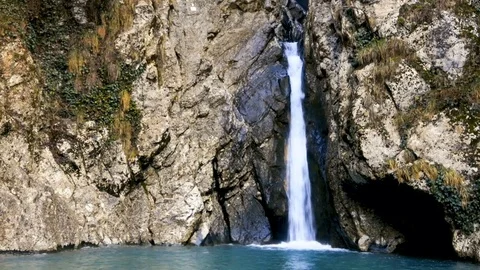 Thin waterfall between rocks 스톡 동영상 85237812