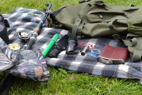 Things hunter on the grass. A necessary set of items for natural extreme travel. Foto stock