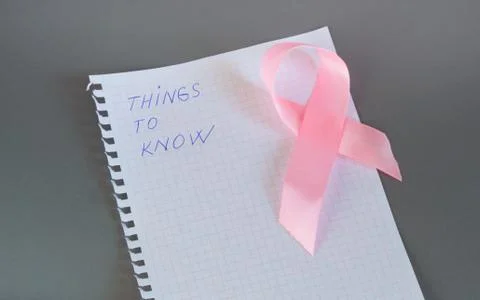 Things to know is written in Notepad with pink ribbon awareness breast cancer Foto stock