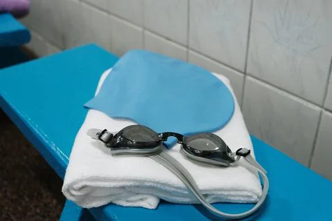 Things for the pool - a towel, a rubber cap and swimming goggles. Foto stock