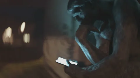 Thinker statue holding a smartphone. 3D animation of Auguste Rodin 100 year old Stock-Footage 227307424