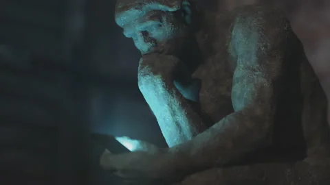 Thinker statue holding a smartphone. 3D animation of Auguste Rodin 100 year old Stock Footage 227307790