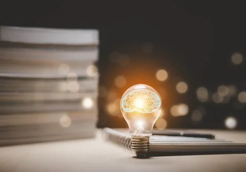 Thinking and creative concept, Light bulb on the Book and light bulb style bo Foto stock