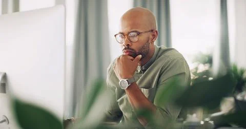 Thinking, black man and reading on computer at house for planning, problem Foto stock