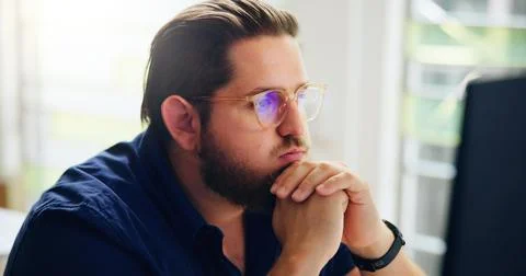 Thinking, computer and business man problem solving, brainstorming or planning Stockfoto's