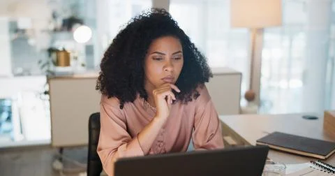 Thinking, data analysis or business woman with computer for company growth Foto stock
