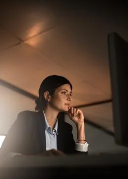 Thinking, problem solving and night research, woman in office reading email or Foto stock