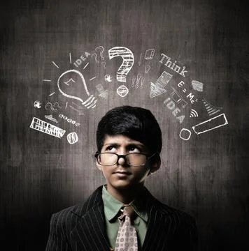 Thinking Process. Genius Little Boy Wearing Glasses, Thinking Near Chalkboard Foto stock
