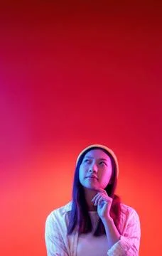 Thinking process problem solving woman hand chin Stockfoto's