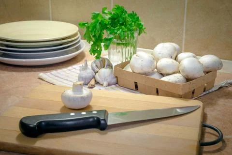 Thinly sliced Champignons and cooked with oil, garlic and parsley Fotos Stock