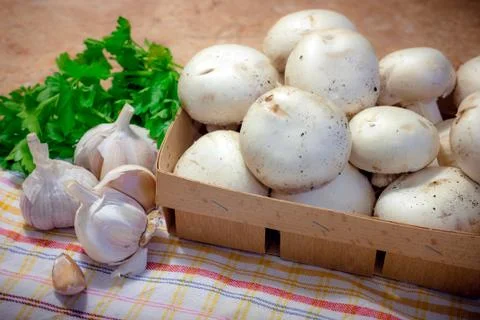 Thinly sliced Champignons and cooked with oil, garlic and parsley Stockfoto's