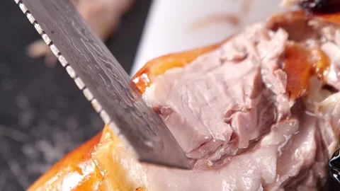 Thinly slicing crispy Peking duck with expert kni 库存影片 338338960
