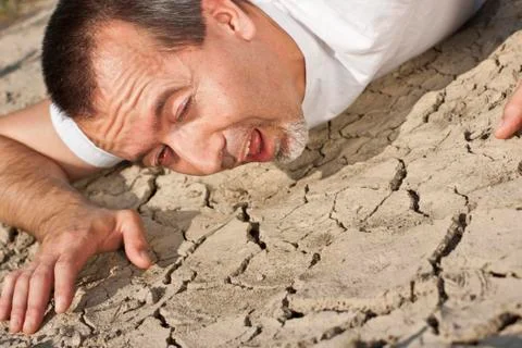 Thirsty man in a desert 库存照片