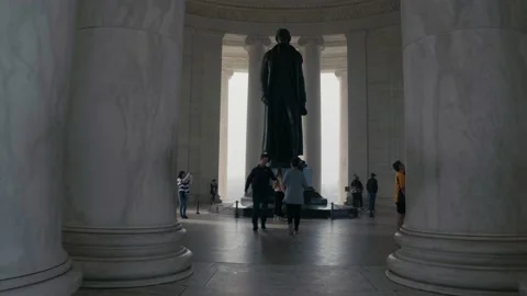 Thomas Jefferson Memorial Dolly into Front of Statue Video stock 172036127