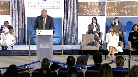 Thomas Shannon giving speech, thanking women for bravery and commandment - 2017 Vidéo 84727179