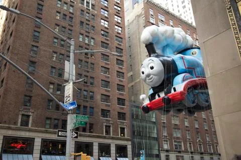 Thomas the train between buildings at 2015 Thanksgiving Parade 库存照片