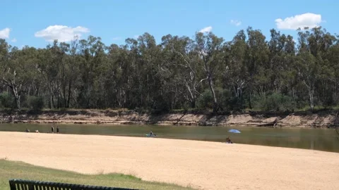 Thomson's Beach on the Murray River, with some tourists enjoying the water Vídeos de archivo 261273994
