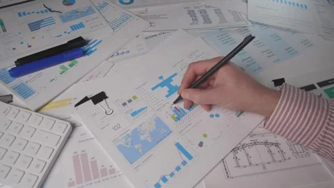 Thoroughly Analyzing Data Trends Using Visual Graphs and Comprehensive Charts 스톡 동영상 293823233