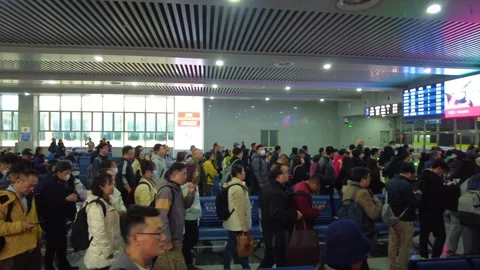 Those waiting in queue at the Shanghai Railway Station Stockbeeldmateriaal 302830592