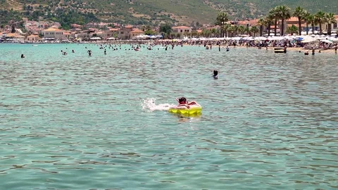 Those who enter the beach 動画素材 104736010