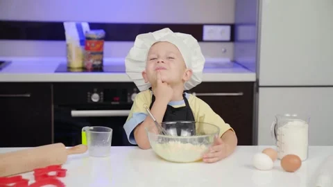 Thoughtful Child. Breaks an egg for dough. Angry, it doesn't work Vidéo 253433655