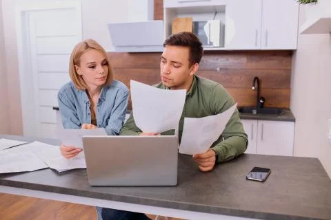 Thoughtful couple solving financial problems in family Foto stock