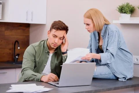 Thoughtful couple solving financial problems in family Stockfoto's