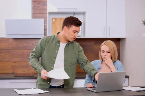 Thoughtful couple solving financial problems in family Stockfoto's