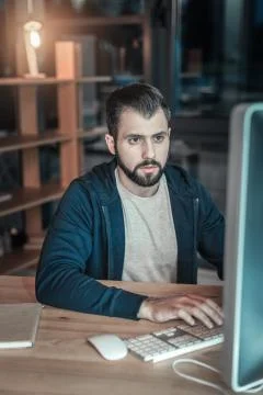 Thoughtful IT guy writing source code Stockfoto's