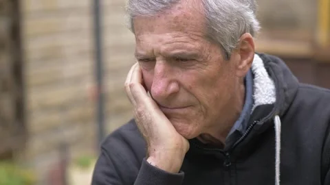 Thoughtful mature white-haired man resting head on hand outdoors 库存影片 334775992